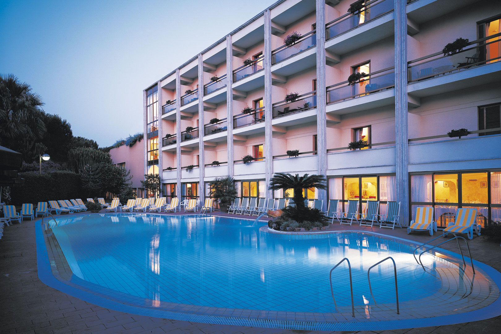 Hotel-Ischia-Grand-Hotel-Terme-di-Augusto-terme-piscina-esterna-2