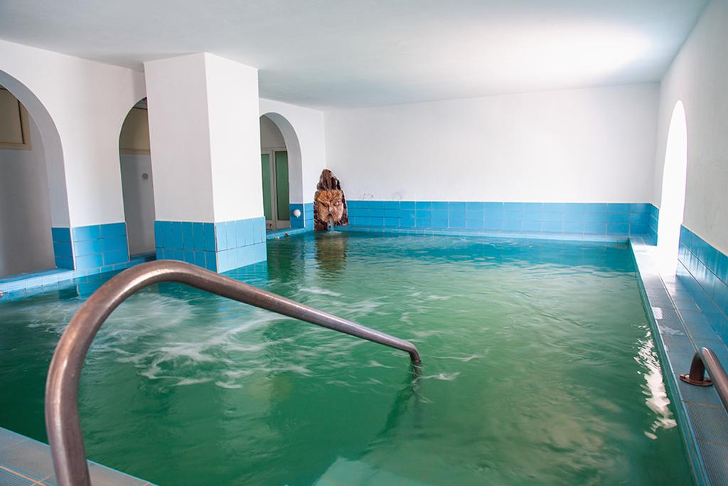 hotel-la-madorla-ischia-maronti-piscina-interni