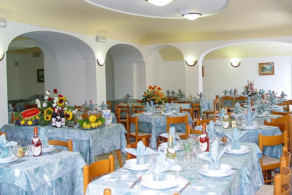 hotel-la-madorla-ischia-maronti-sala