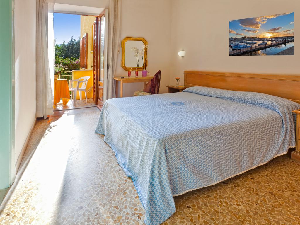 hotel-cleoptra-ischia-camera-1