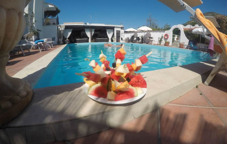 frutta-piscina-hotel-forio